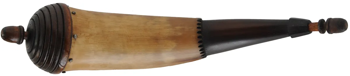 Powder Horn,
11", paneled tip,
beehive base